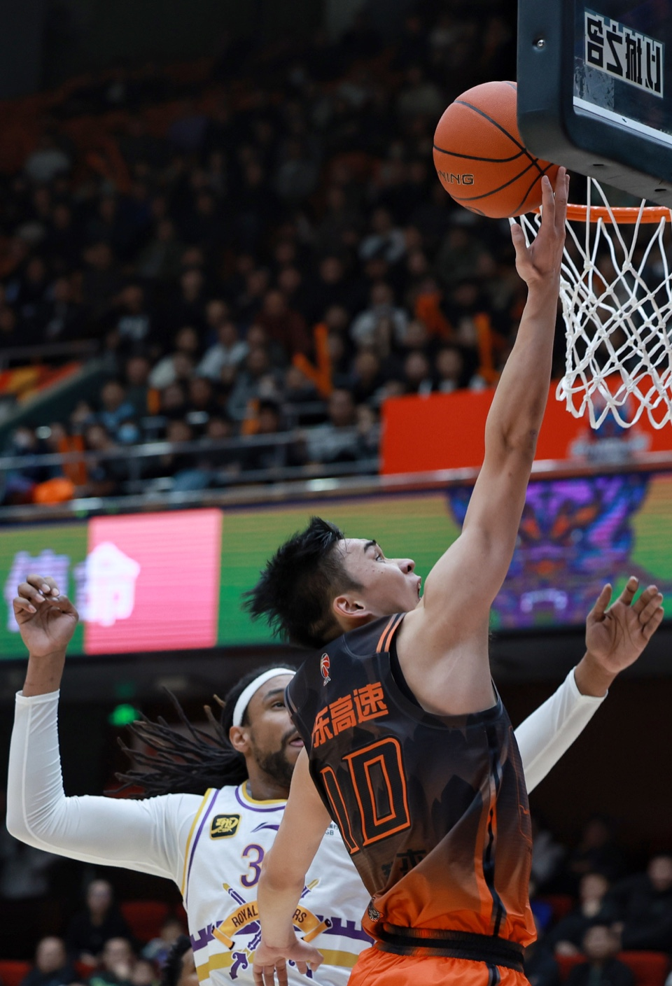 包含从山东男篮关键时刻单刀错失到山东泰山围绕欧篮联外线爆发，转折点上海久事扳平良机的词条